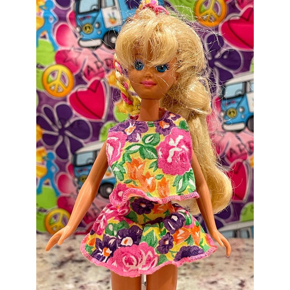 Vintage 1987 Mattel Island Fun Skipper Teen doll floral top, skirt pony tail